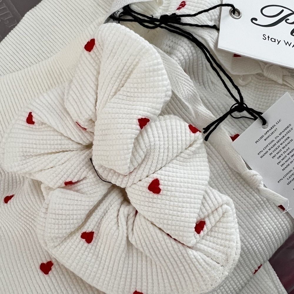NWT PLUSH Revolve Thermal Heart Pajama + Scrunchie Set Sz XS - Picture 8 of 9